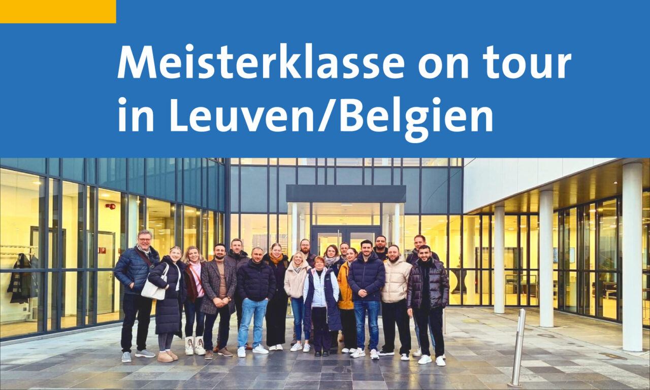 Meisterschüler*innen und Referenten als Gruppe vor einem modernen Gebäude